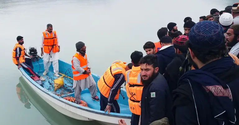 পাকিস্তানের বন্যার্তদের উদ্ধারকারী নৌকা